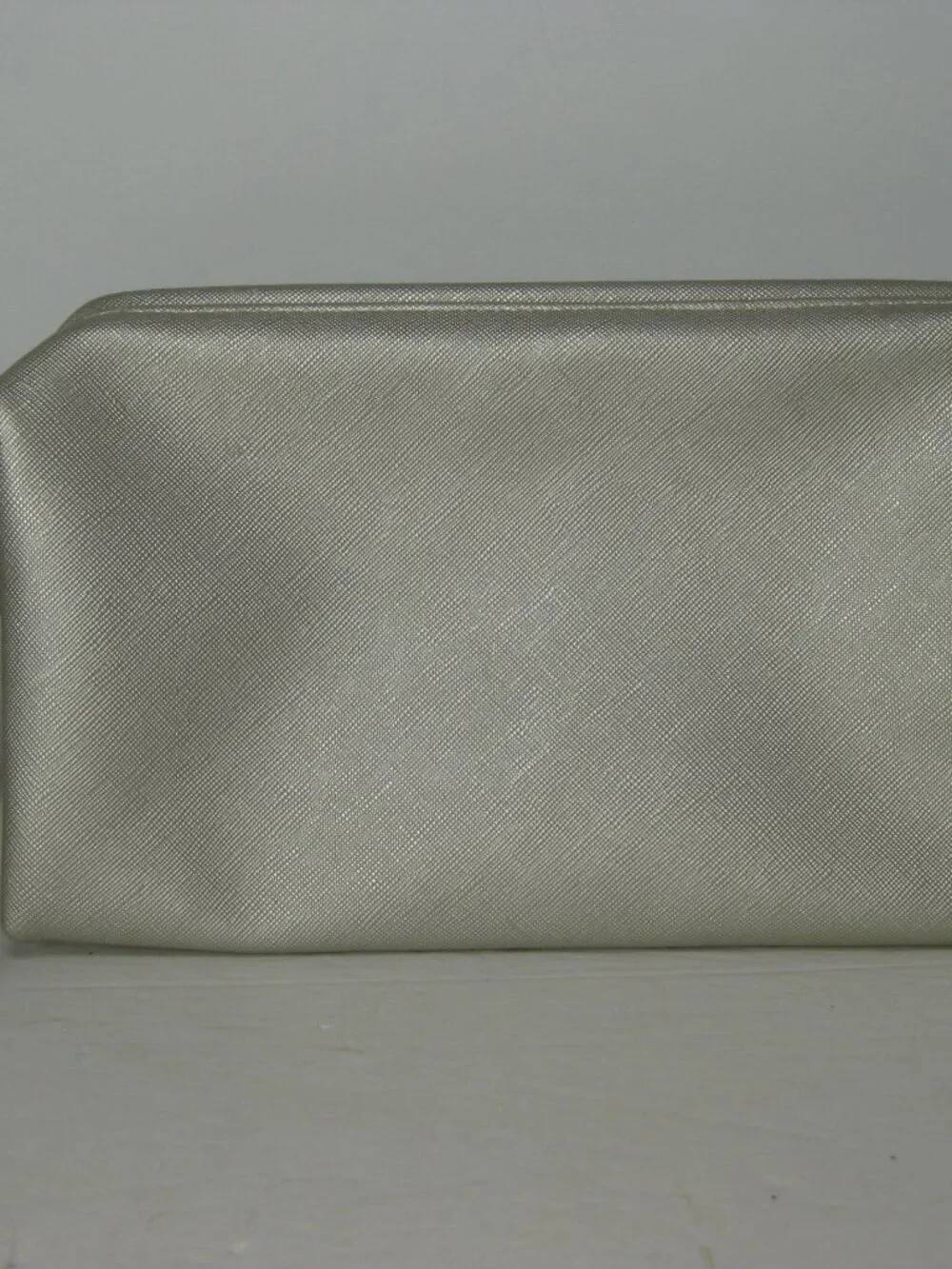 KENDRA SCOTT Make Up Cosmetics Zip Bag Dopp Pouch Silver Gold NWT